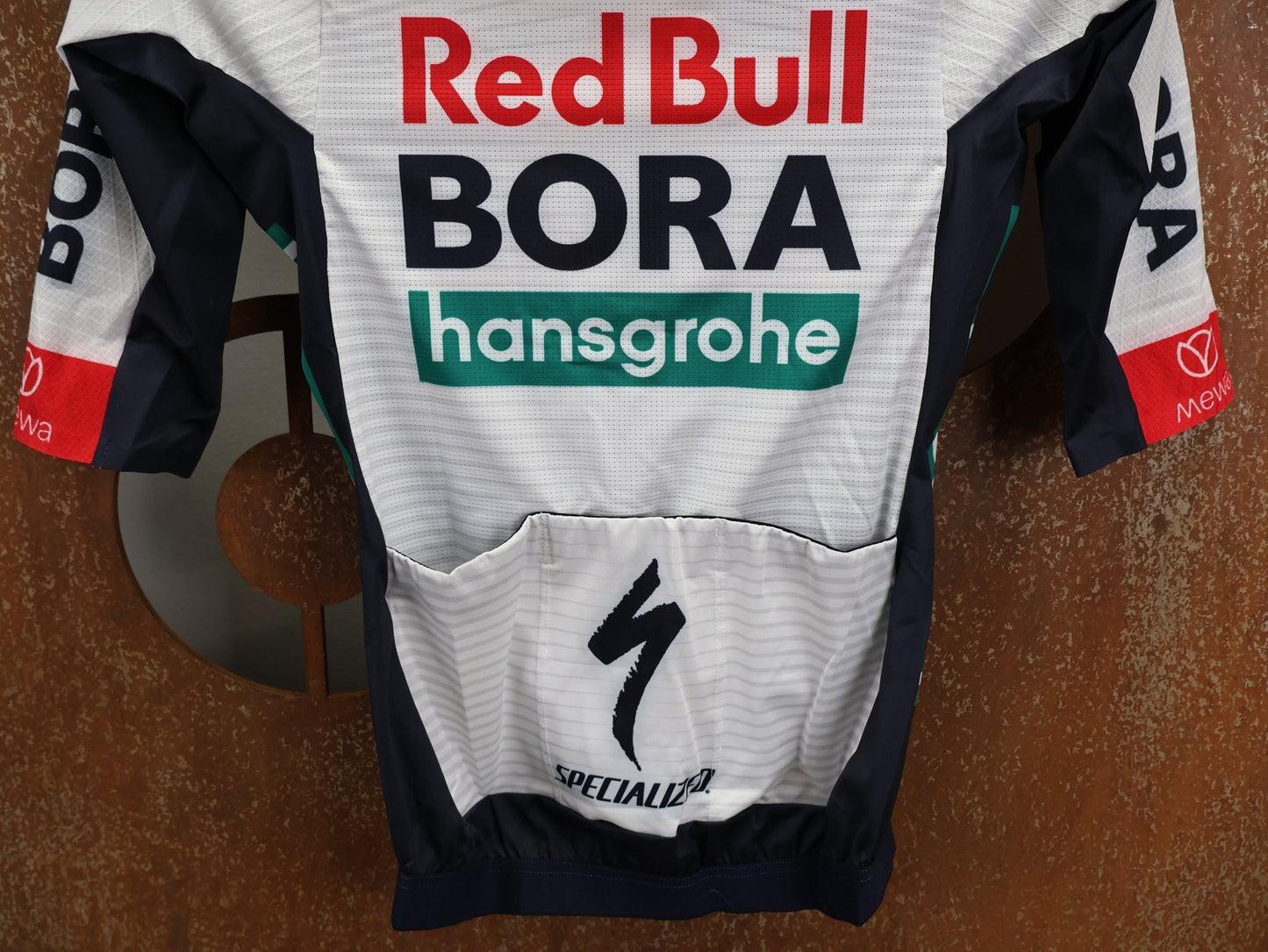 Kurzarm Trikot - BOH von Specialized, SPECIALIZED RED BULL - BORA HANSGROHE RACE JERSEY SS / KURZARM TRIKOT U23 vor USEDBIKES - OB.DE Hintergrund