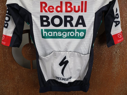Kurzarm Trikot - BOH von Specialized, SPECIALIZED RED BULL - BORA HANSGROHE RACE JERSEY SS / KURZARM TRIKOT U23 vor USEDBIKES - OB.DE Hintergrund