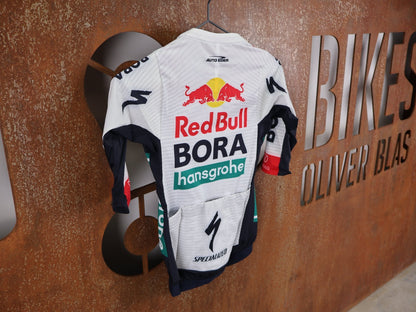 Kurzarm Trikot - BOH von Specialized, SPECIALIZED RED BULL - BORA HANSGROHE RACE JERSEY SS / KURZARM TRIKOT U23 vor USEDBIKES - OB.DE Hintergrund