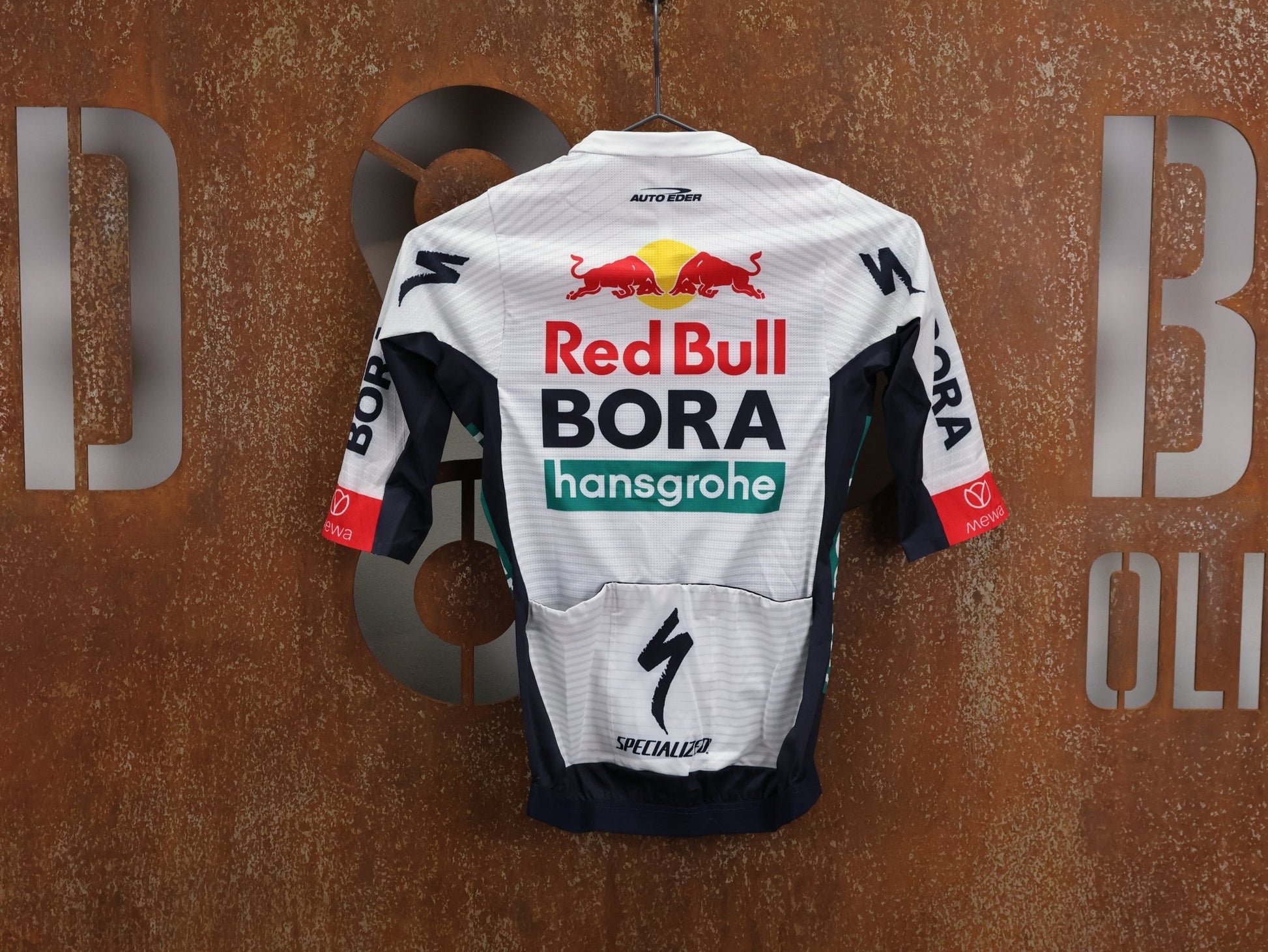 Kurzarm Trikot - BOH von Specialized, SPECIALIZED RED BULL - BORA HANSGROHE RACE JERSEY SS / KURZARM TRIKOT U23 vor USEDBIKES - OB.DE Hintergrund