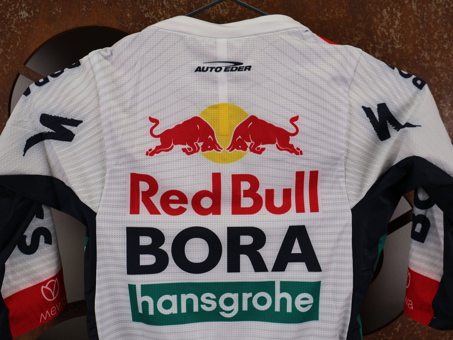 Kurzarm Trikot - BOH von Specialized, SPECIALIZED RED BULL - BORA HANSGROHE RACE JERSEY SS / KURZARM TRIKOT U23 vor USEDBIKES - OB.DE Hintergrund