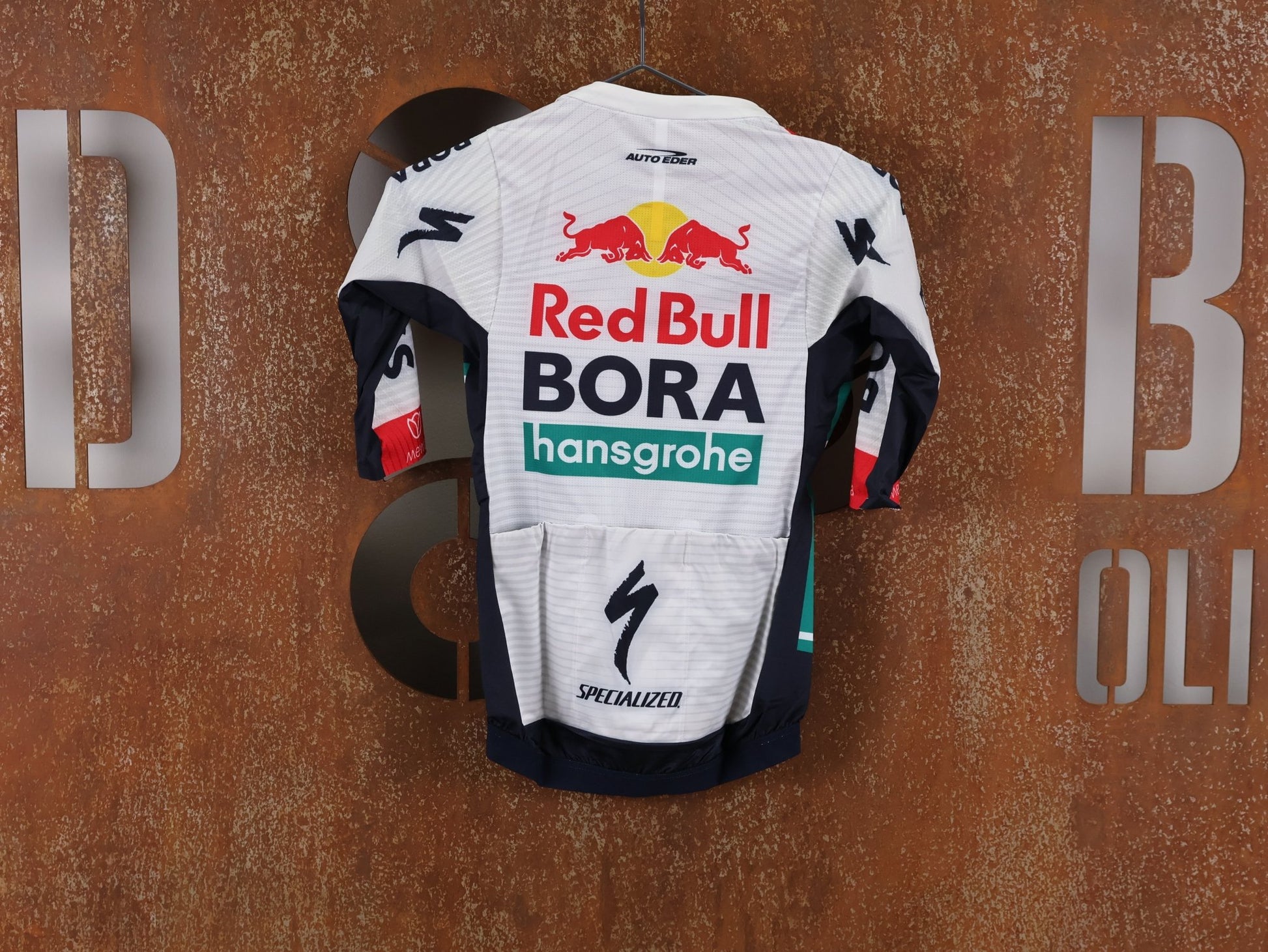 Kurzarm Trikot - BOH von Specialized, SPECIALIZED RED BULL - BORA HANSGROHE RACE JERSEY SS / KURZARM TRIKOT U23 vor USEDBIKES - OB.DE Hintergrund