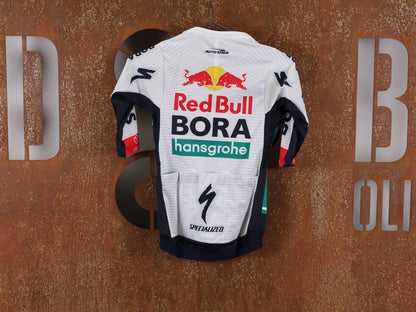 Kurzarm Trikot - BOH von Specialized, SPECIALIZED RED BULL - BORA HANSGROHE RACE JERSEY SS / KURZARM TRIKOT U23 vor USEDBIKES - OB.DE Hintergrund