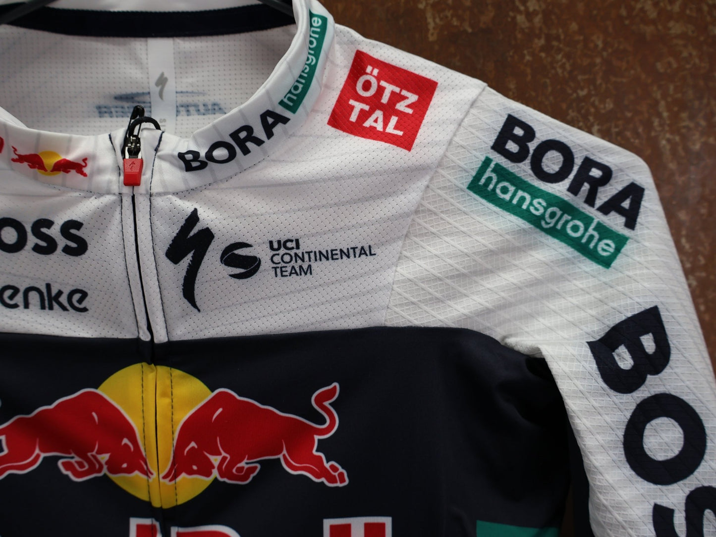 Kurzarm Trikot - BOH von Specialized, SPECIALIZED RED BULL - BORA HANSGROHE RACE JERSEY SS / KURZARM TRIKOT U23 vor USEDBIKES - OB.DE Hintergrund