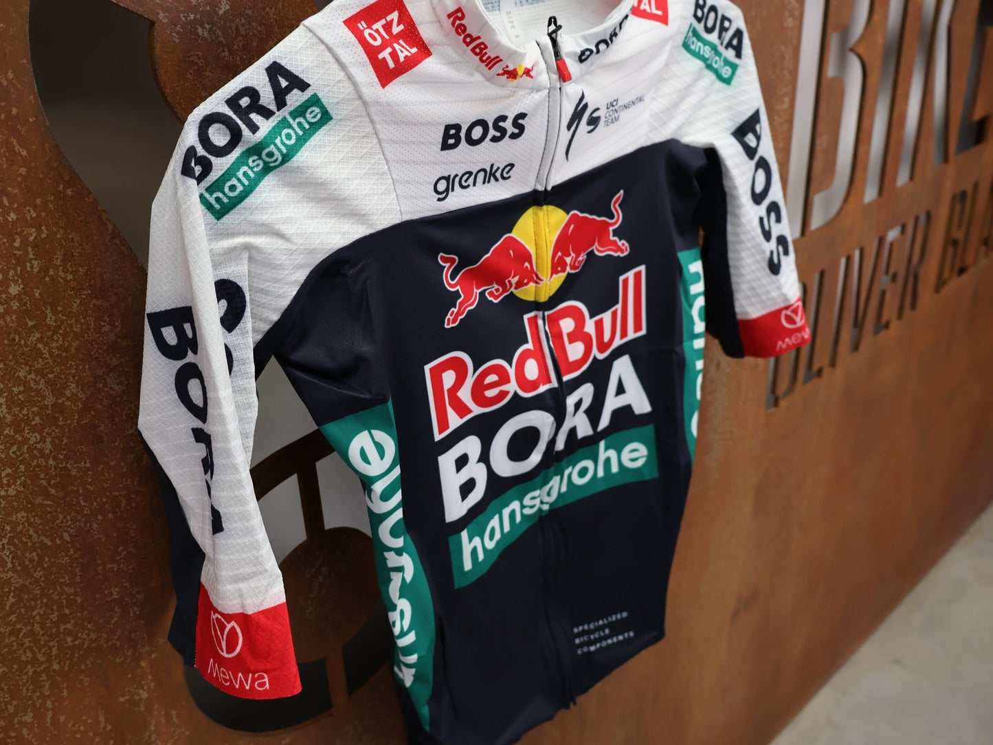 Kurzarm Trikot - BOH von Specialized, SPECIALIZED RED BULL - BORA HANSGROHE RACE JERSEY SS / KURZARM TRIKOT U23 vor USEDBIKES - OB.DE Hintergrund