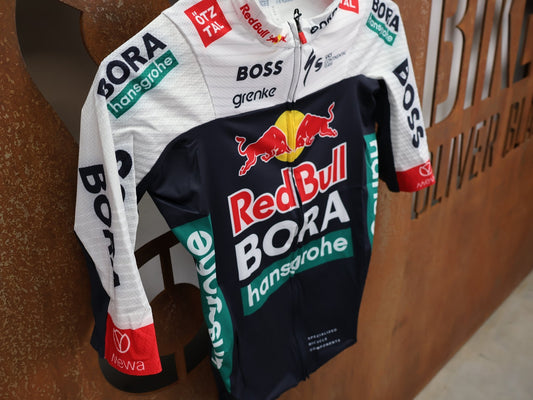 Kurzarm Trikot - BOH von Specialized, SPECIALIZED RED BULL - BORA HANSGROHE RACE JERSEY SS / KURZARM TRIKOT U23 vor USEDBIKES - OB.DE Hintergrund