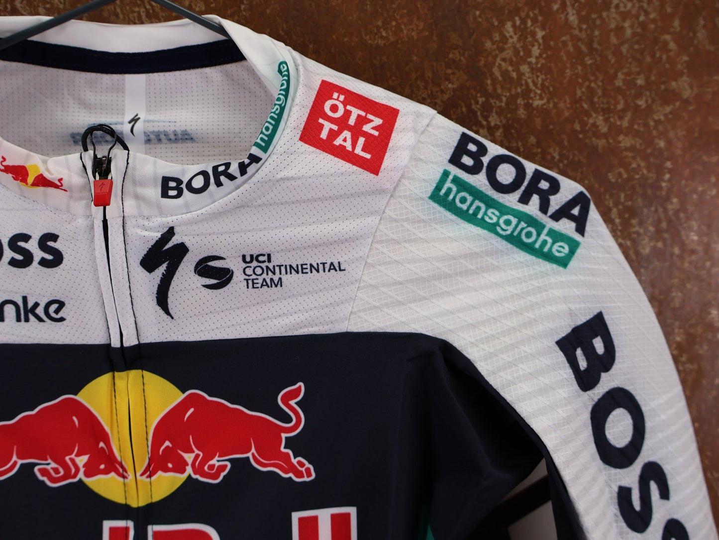Kurzarm Trikot - BOH von Specialized, SPECIALIZED RED BULL - BORA HANSGROHE RACE JERSEY SS / KURZARM TRIKOT U23 vor USEDBIKES - OB.DE Hintergrund