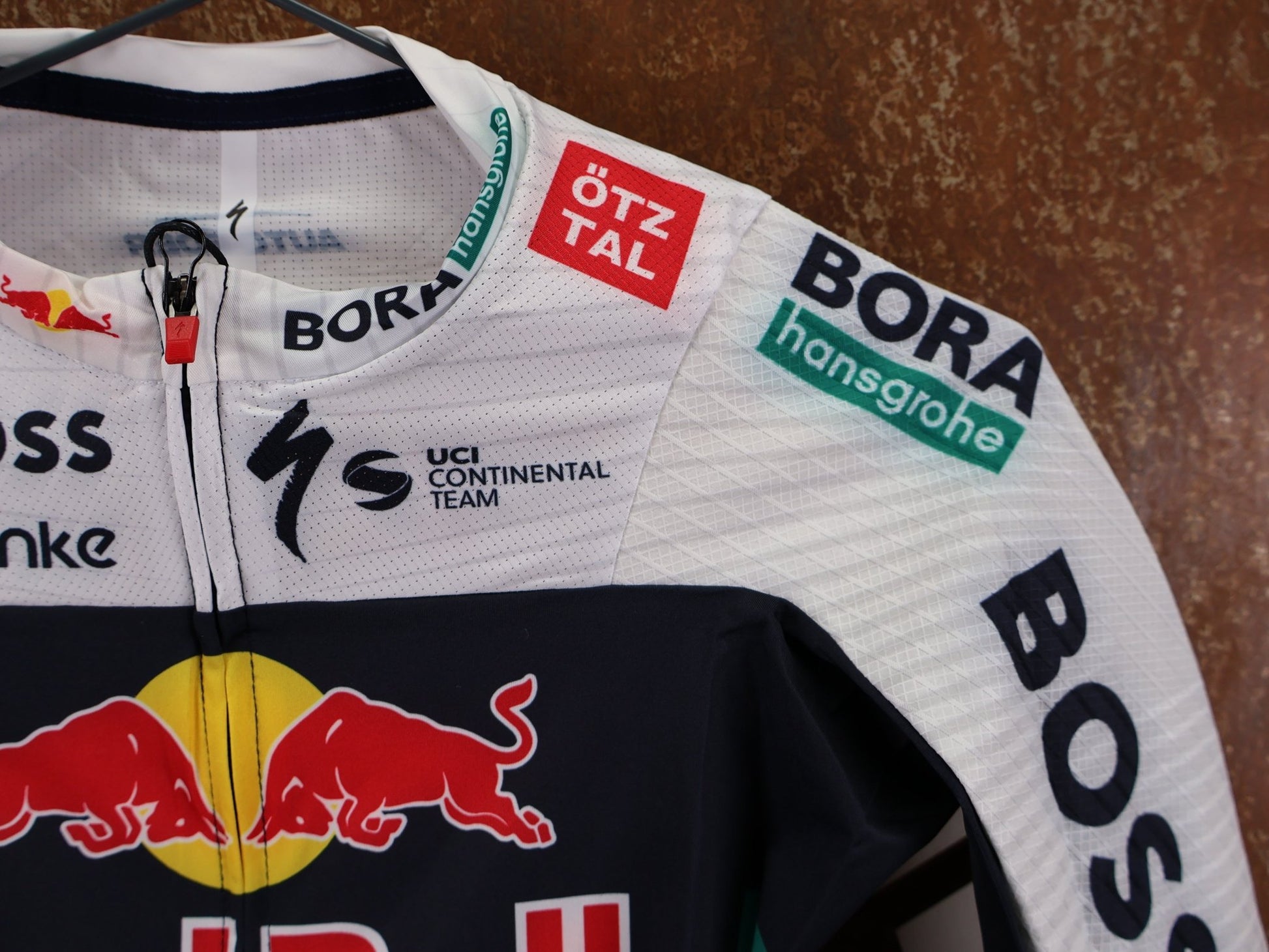 Kurzarm Trikot - BOH von Specialized, SPECIALIZED RED BULL - BORA HANSGROHE RACE JERSEY SS / KURZARM TRIKOT U23 vor USEDBIKES - OB.DE Hintergrund