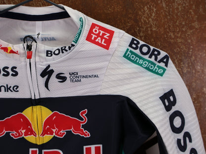 Kurzarm Trikot - BOH von Specialized, SPECIALIZED RED BULL - BORA HANSGROHE RACE JERSEY SS / KURZARM TRIKOT U23 vor USEDBIKES - OB.DE Hintergrund
