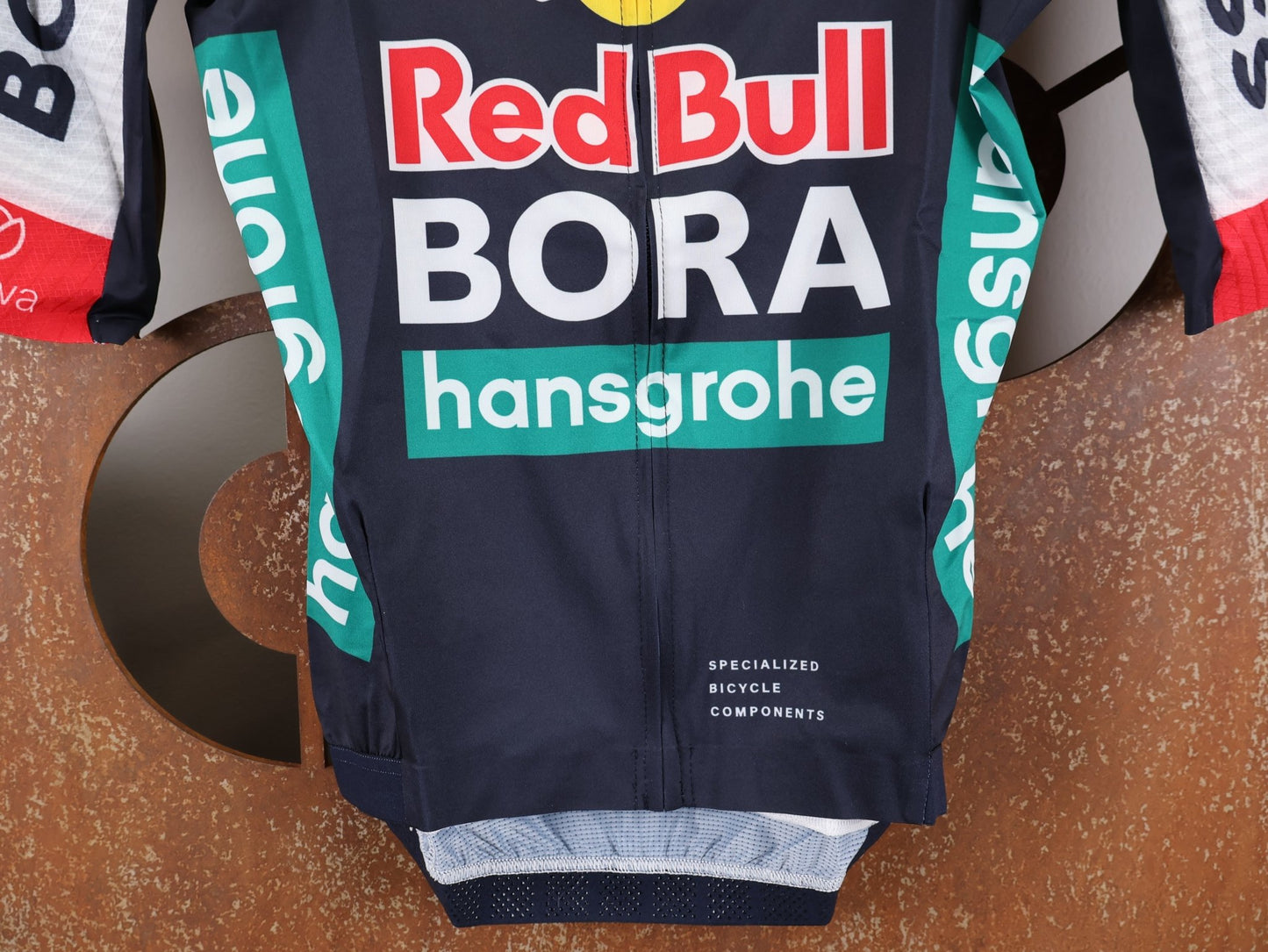 Kurzarm Trikot - BOH von Specialized, SPECIALIZED RED BULL - BORA HANSGROHE RACE JERSEY SS / KURZARM TRIKOT U23 vor USEDBIKES - OB.DE Hintergrund