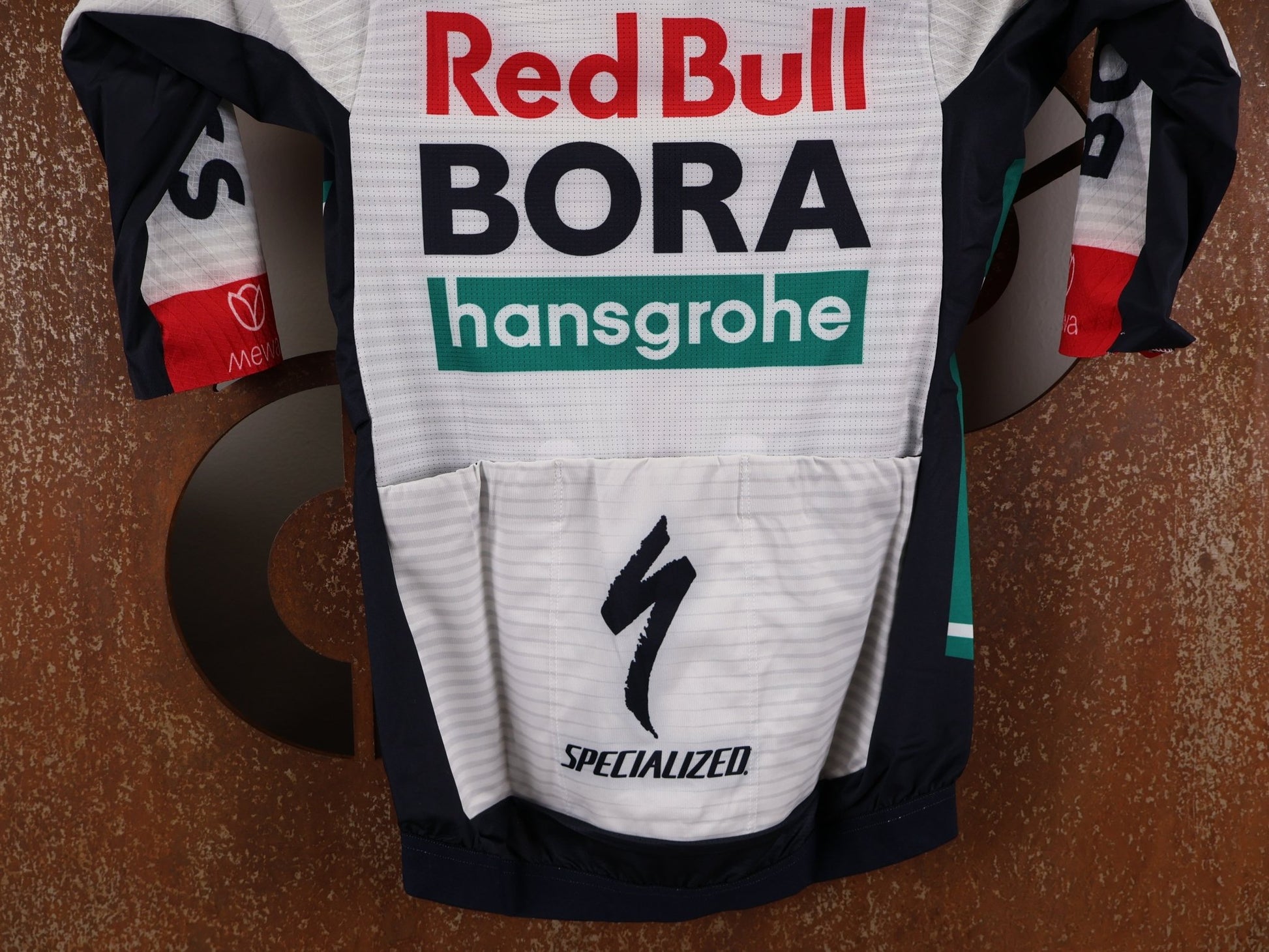 Kurzarm Trikot - BOH von Specialized, SPECIALIZED RED BULL - BORA HANSGROHE RACE JERSEY SS / KURZARM TRIKOT U23 vor USEDBIKES - OB.DE Hintergrund