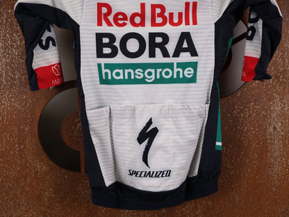 Kurzarm Trikot - BOH von Specialized, SPECIALIZED RED BULL - BORA HANSGROHE RACE JERSEY SS / KURZARM TRIKOT U23 vor USEDBIKES - OB.DE Hintergrund