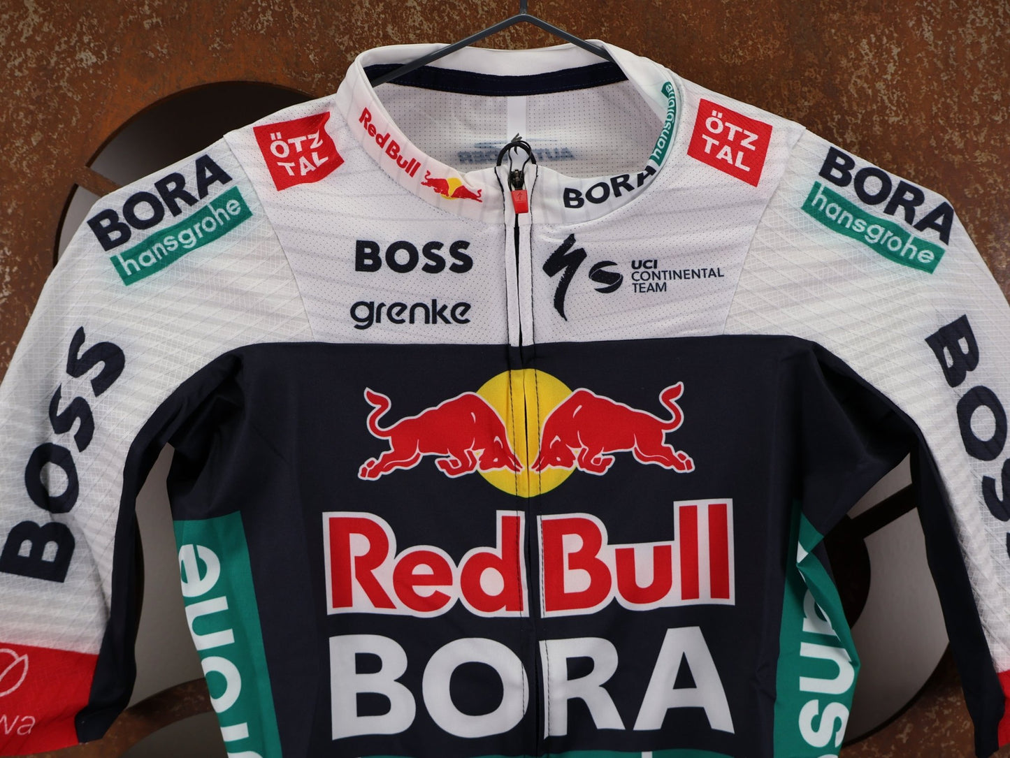 Kurzarm Trikot - BOH von Specialized, SPECIALIZED RED BULL - BORA HANSGROHE RACE JERSEY SS / KURZARM TRIKOT U23 vor USEDBIKES - OB.DE Hintergrund