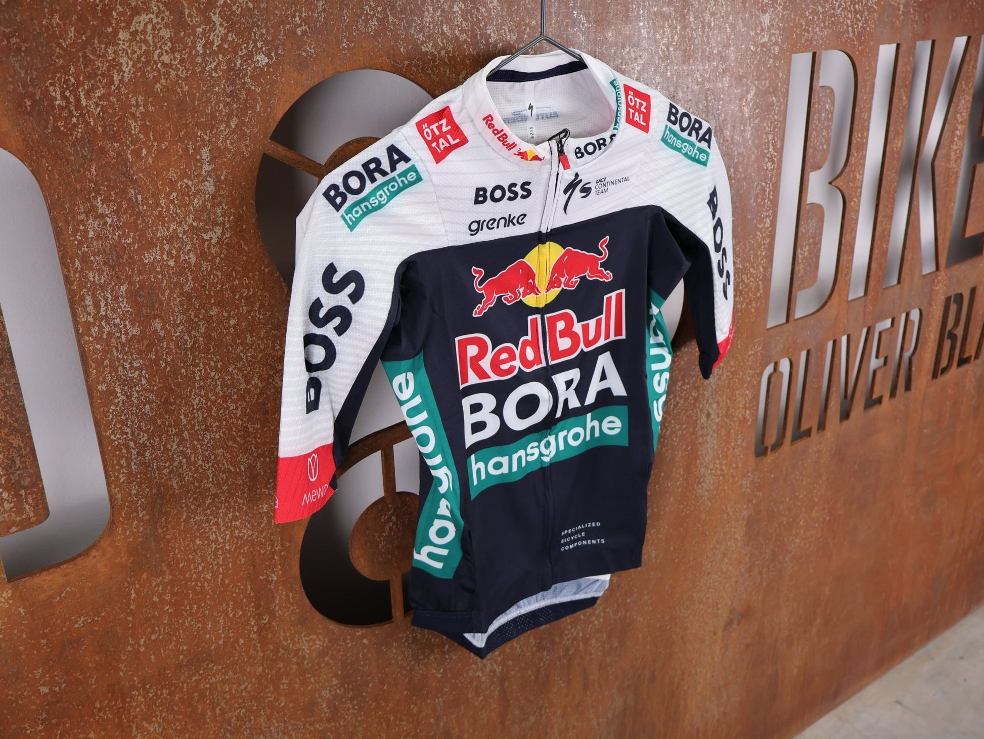 Kurzarm Trikot - BOH von Specialized, SPECIALIZED RED BULL - BORA HANSGROHE RACE JERSEY SS / KURZARM TRIKOT U23 vor USEDBIKES - OB.DE Hintergrund