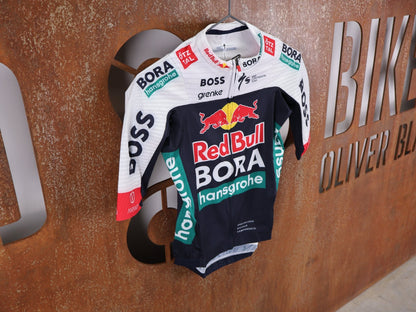 Kurzarm Trikot - BOH von Specialized, SPECIALIZED RED BULL - BORA HANSGROHE RACE JERSEY SS / KURZARM TRIKOT U23 vor USEDBIKES - OB.DE Hintergrund