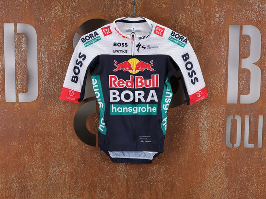 Kurzarm Trikot - BOH von Specialized, SPECIALIZED RED BULL - BORA HANSGROHE RACE JERSEY SS / KURZARM TRIKOT U23 vor USEDBIKES - OB.DE Hintergrund