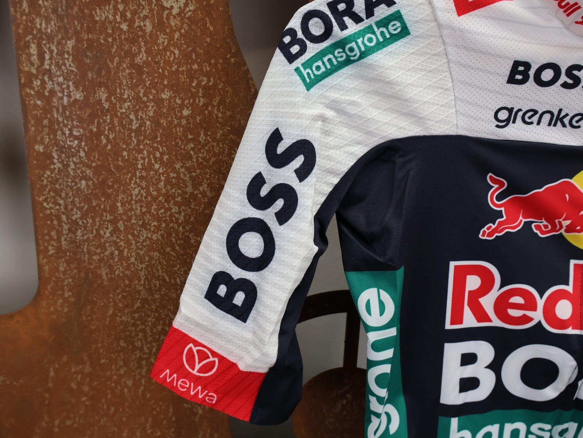 Kurzarm Trikot - BOH von Specialized, SPECIALIZED RED BULL - BORA HANSGROHE RACE JERSEY SS / KURZARM TRIKOT U23 vor USEDBIKES - OB.DE Hintergrund