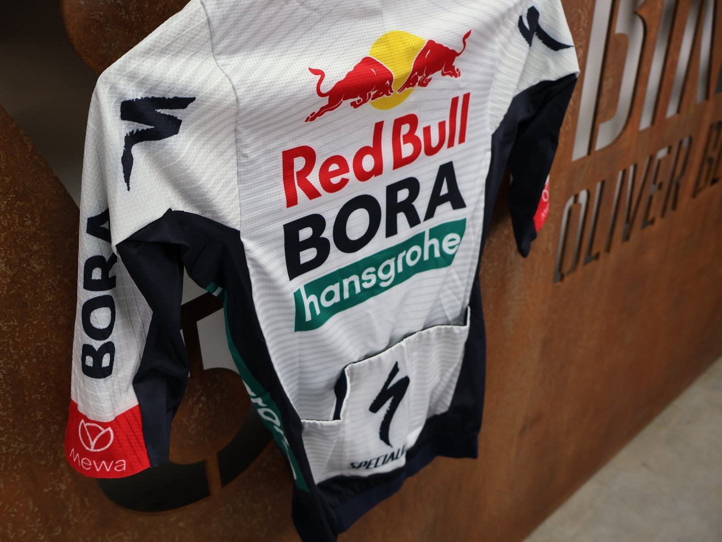 Kurzarm Trikot - BOH von Specialized, SPECIALIZED RED BULL - BORA HANSGROHE RACE JERSEY SS / KURZARM TRIKOT U23 vor USEDBIKES - OB.DE Hintergrund