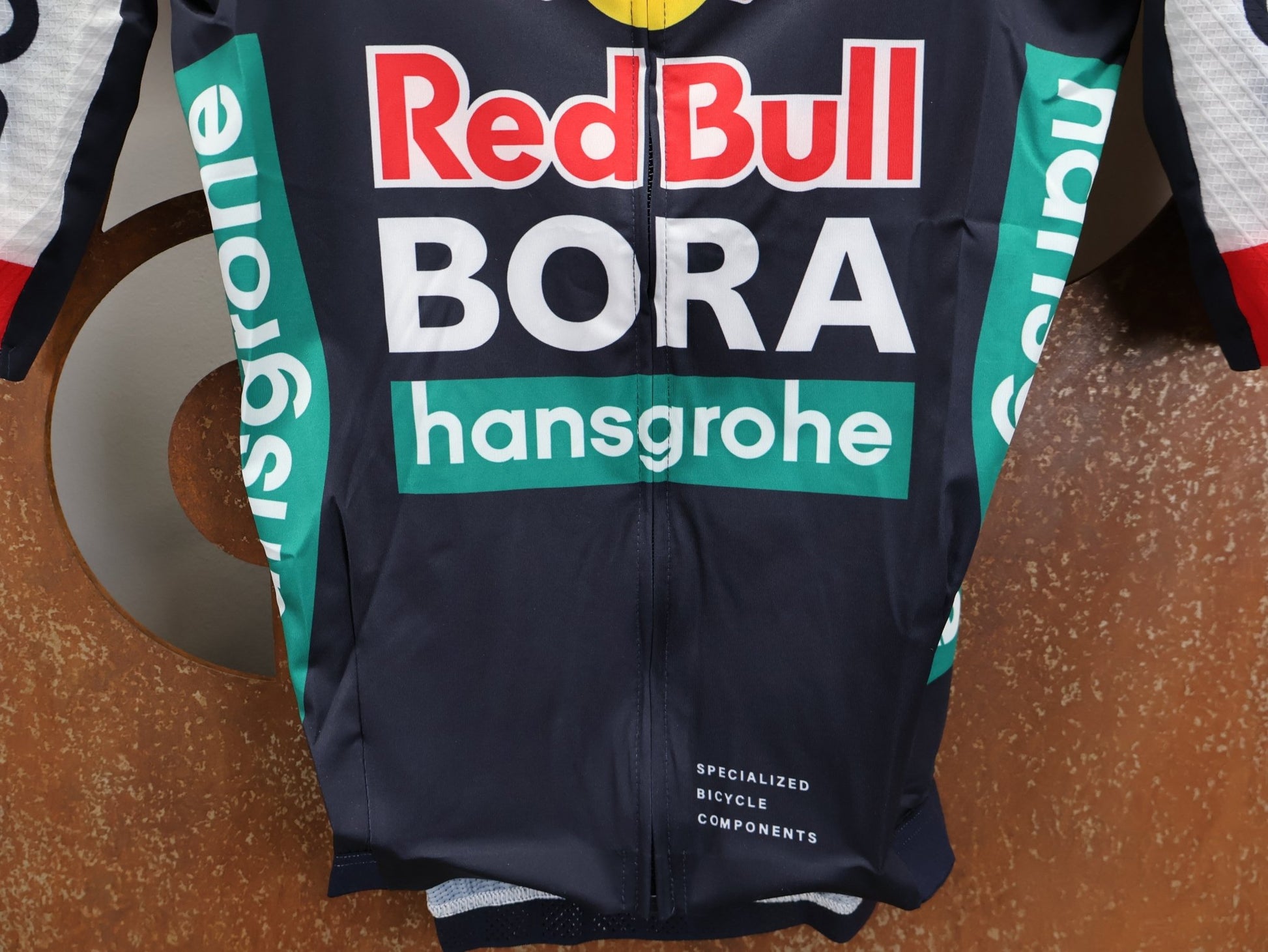 Kurzarm Trikot - BOH von Specialized, SPECIALIZED RED BULL - BORA HANSGROHE RACE JERSEY SS / KURZARM TRIKOT U23 vor USEDBIKES - OB.DE Hintergrund
