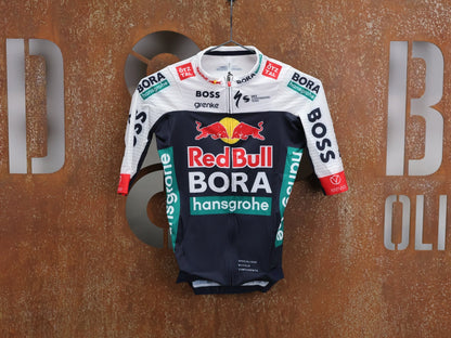 Kurzarm Trikot - BOH von Specialized, SPECIALIZED RED BULL - BORA HANSGROHE RACE JERSEY SS / KURZARM TRIKOT U23 vor USEDBIKES - OB.DE Hintergrund