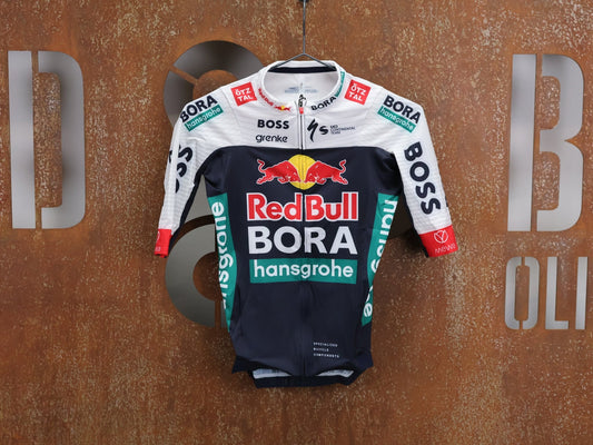 Kurzarm Trikot - BOH von Specialized, SPECIALIZED RED BULL - BORA HANSGROHE RACE JERSEY SS / KURZARM TRIKOT U23 vor USEDBIKES - OB.DE Hintergrund