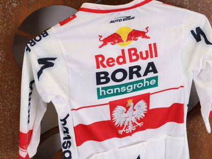 Kurzarm Trikot - BOH von Specialized, SPECIALIZED RED BULL - BORA HANSGROHE RACE JERSEY SS / POLAND CHAMPION vor USEDBIKES - OB.DE Hintergrund