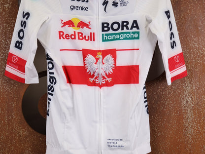 Kurzarm Trikot - BOH von Specialized, SPECIALIZED RED BULL - BORA HANSGROHE RACE JERSEY SS / POLAND CHAMPION vor USEDBIKES - OB.DE Hintergrund