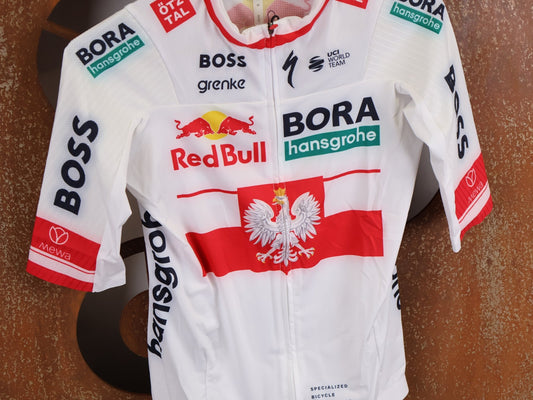 Kurzarm Trikot - BOH von Specialized, SPECIALIZED RED BULL - BORA HANSGROHE RACE JERSEY SS / POLAND CHAMPION vor USEDBIKES - OB.DE Hintergrund