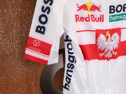 Kurzarm Trikot - BOH von Specialized, SPECIALIZED RED BULL - BORA HANSGROHE RACE JERSEY SS / POLAND CHAMPION vor USEDBIKES - OB.DE Hintergrund