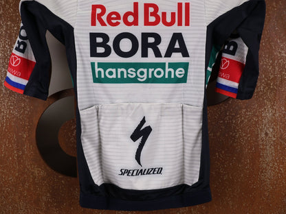 Kurzarm Trikot - BOH von Specialized, SPECIALIZED RED BULL - BORA HANSGROHE RACE JERSEY SS ROGLIČ / KURZARM TRIKOT vor USEDBIKES - OB.DE Hintergrund