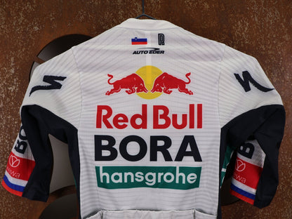 Kurzarm Trikot - BOH von Specialized, SPECIALIZED RED BULL - BORA HANSGROHE RACE JERSEY SS ROGLIČ / KURZARM TRIKOT vor USEDBIKES - OB.DE Hintergrund