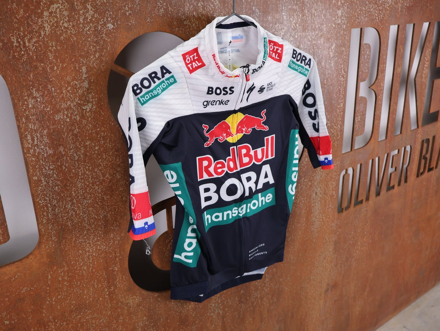 Kurzarm Trikot - BOH von Specialized, SPECIALIZED RED BULL - BORA HANSGROHE RACE JERSEY SS ROGLIČ / KURZARM TRIKOT vor USEDBIKES - OB.DE Hintergrund
