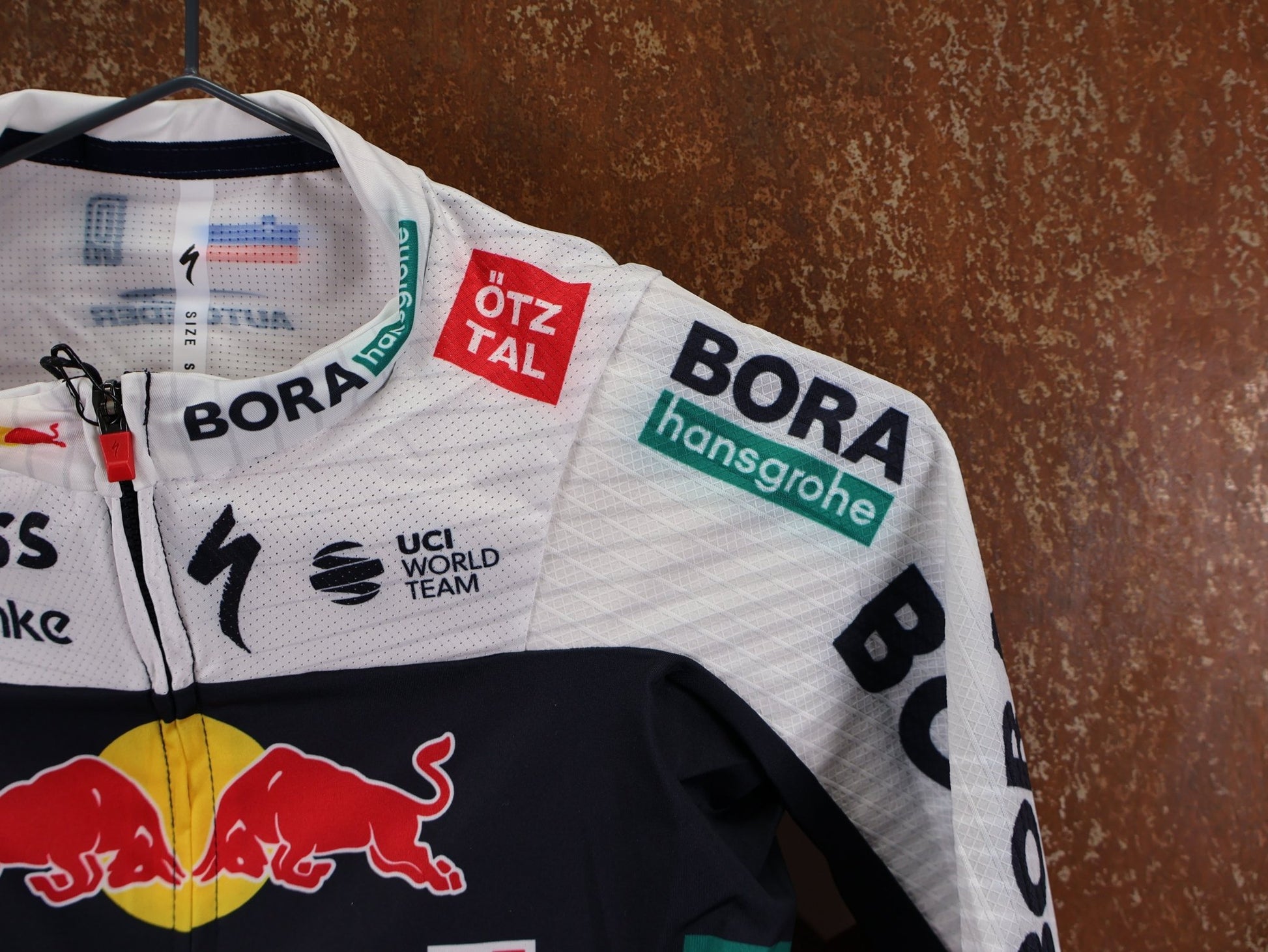 Kurzarm Trikot - BOH von Specialized, SPECIALIZED RED BULL - BORA HANSGROHE RACE JERSEY SS ROGLIČ / KURZARM TRIKOT vor USEDBIKES - OB.DE Hintergrund