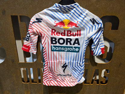Kurzarm Trikot - BOH von Specialized, SPECIALIZED RED BULL - BORA HANSGROHE RACE JERSEY SS TDF / KURZARM TRIKOT vor USEDBIKES - OB.DE Hintergrund