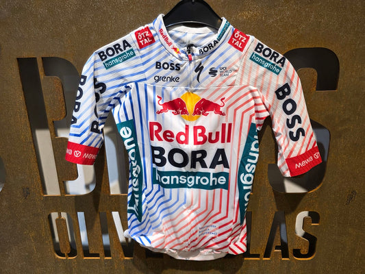 Kurzarm Trikot - BOH von Specialized, SPECIALIZED RED BULL - BORA HANSGROHE RACE JERSEY SS TDF / KURZARM TRIKOT vor USEDBIKES - OB.DE Hintergrund