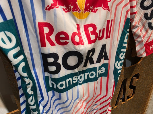 Kurzarm Trikot - BOH von Specialized, SPECIALIZED RED BULL - BORA HANSGROHE RACE JERSEY SS TDF / KURZARM TRIKOT vor USEDBIKES - OB.DE Hintergrund