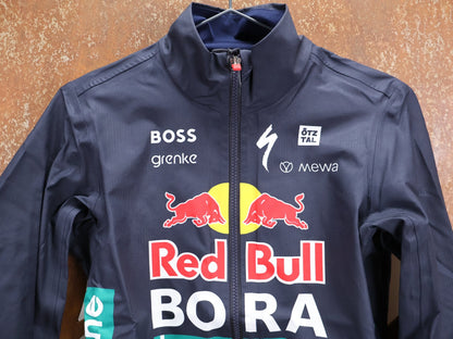 Regenbekleidung - BOH von Specialized, SPECIALIZED RED BULL - BORA HANSGROHE RAIN JACKET / WASSERDICHTE PRO TEAM REGENJACKE vor USEDBIKES - OB.DE Hintergrund