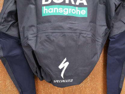 Regenbekleidung - BOH von Specialized, SPECIALIZED RED BULL - BORA HANSGROHE RAIN JACKET / WASSERDICHTE PRO TEAM REGENJACKE vor USEDBIKES - OB.DE Hintergrund