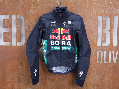 Regenbekleidung - BOH von Specialized, SPECIALIZED RED BULL - BORA HANSGROHE RAIN JACKET / WASSERDICHTE PRO TEAM REGENJACKE vor USEDBIKES - OB.DE Hintergrund
