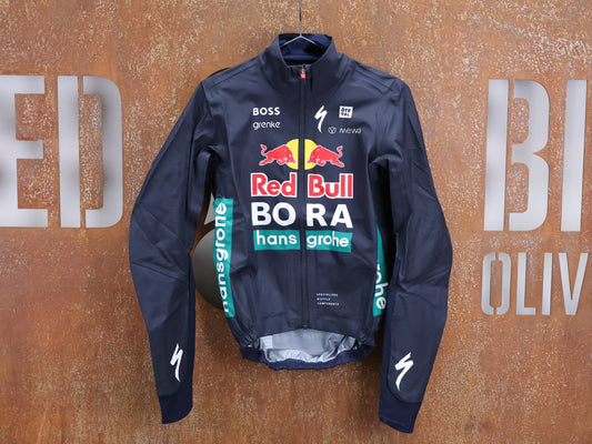 Regenbekleidung - BOH von Specialized, SPECIALIZED RED BULL - BORA HANSGROHE RAIN JACKET / WASSERDICHTE PRO TEAM REGENJACKE vor USEDBIKES - OB.DE Hintergrund