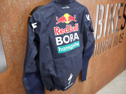 Regenbekleidung - BOH von Specialized, SPECIALIZED RED BULL - BORA HANSGROHE RAIN JACKET / WASSERDICHTE PRO TEAM REGENJACKE vor USEDBIKES - OB.DE Hintergrund