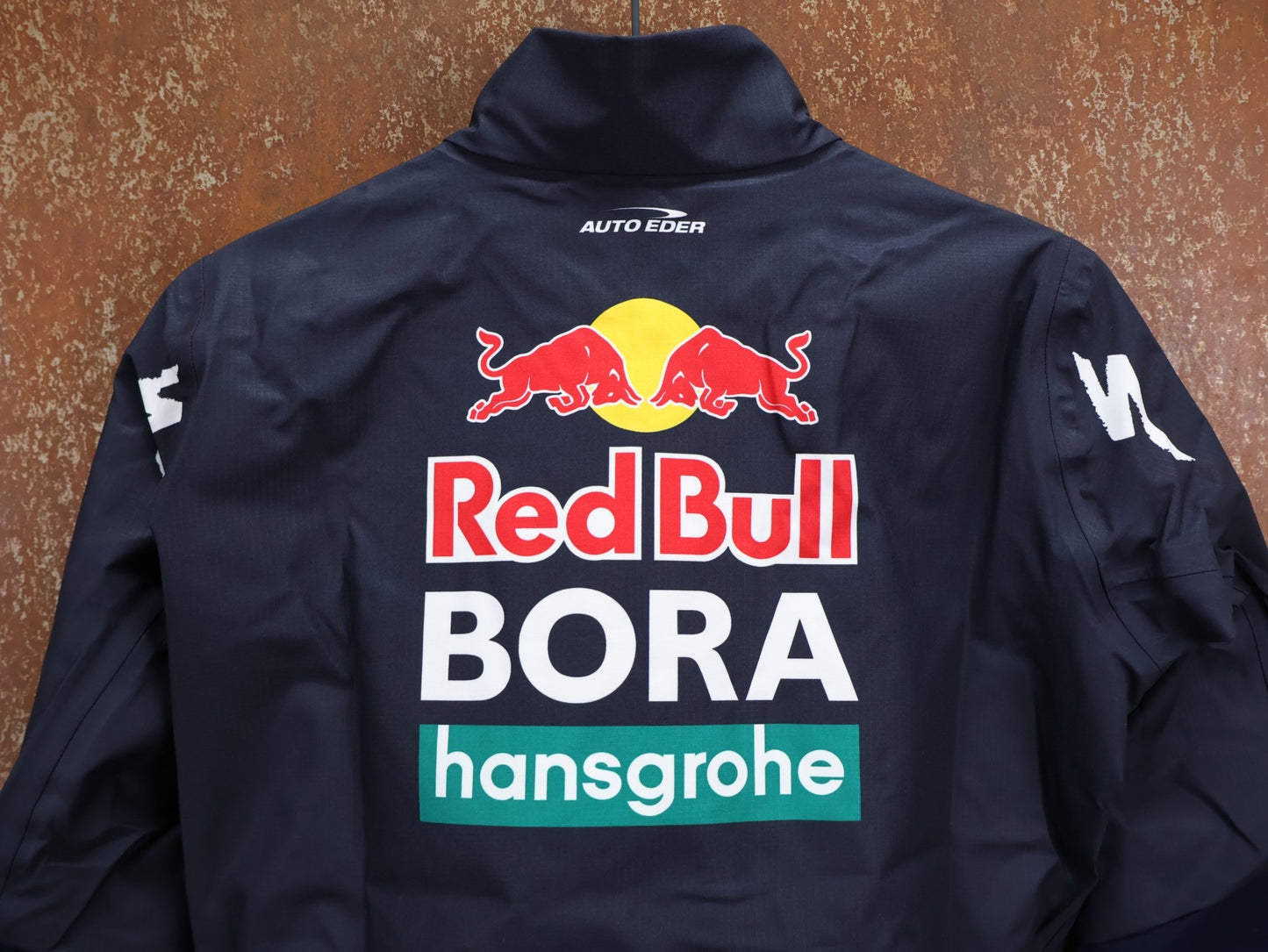 Regenbekleidung - BOH von Specialized, SPECIALIZED RED BULL - BORA HANSGROHE RAIN JACKET / WASSERDICHTE PRO TEAM REGENJACKE vor USEDBIKES - OB.DE Hintergrund