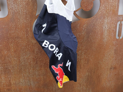 Hosen - BOH von Specialized, SPECIALIZED RED BULL - BORA HANSGROHE REPLICA BIB SHORT / KURZE TRÄGERHOSE vor USEDBIKES - OB.DE Hintergrund
