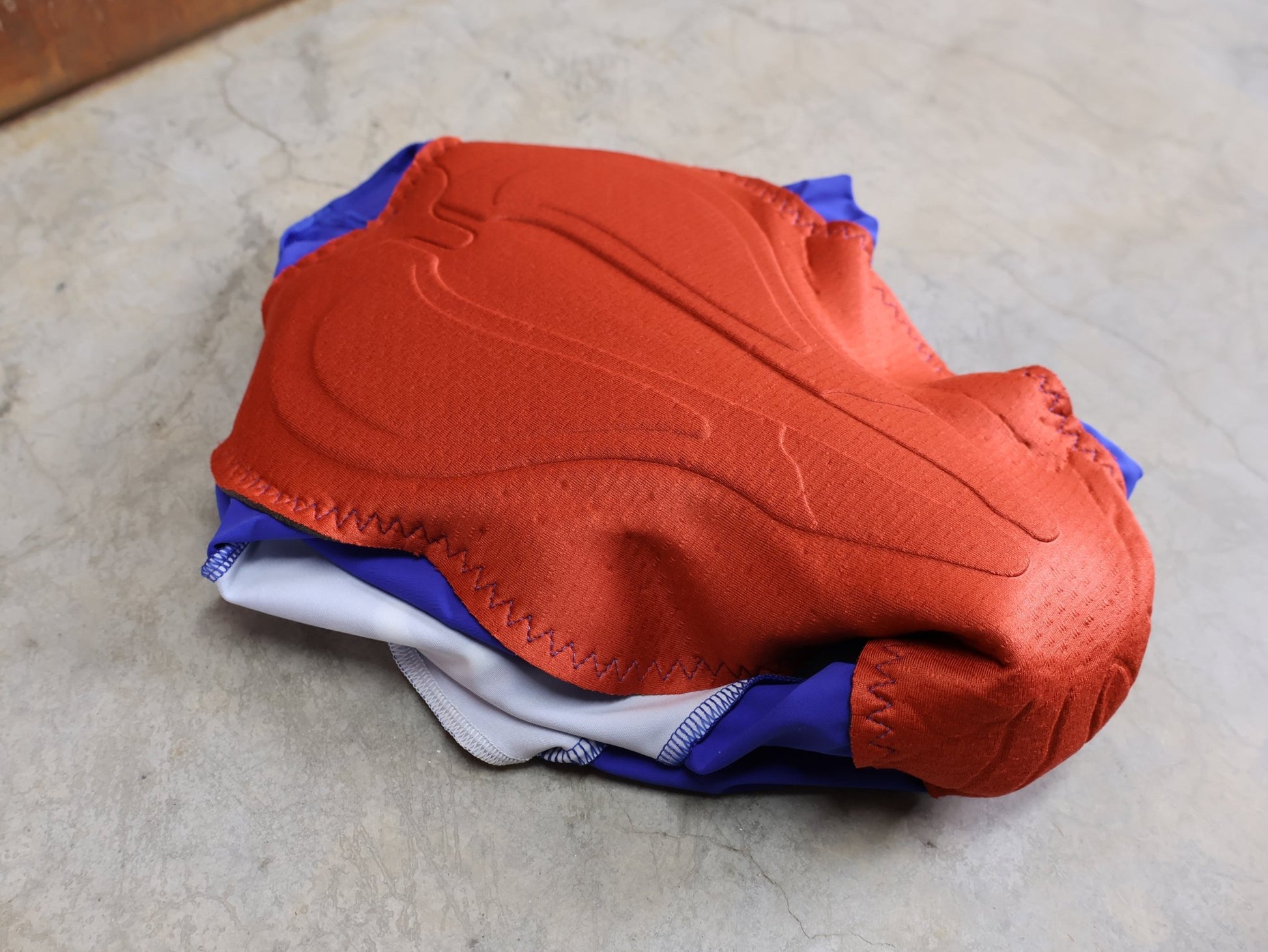 Hosen - BOH von Specialized, SPECIALIZED RED BULL - BORA HANSGROHE REPLICA BIB SHORT TDF / KURZE TRÄGERHOSE vor USEDBIKES - OB.DE Hintergrund