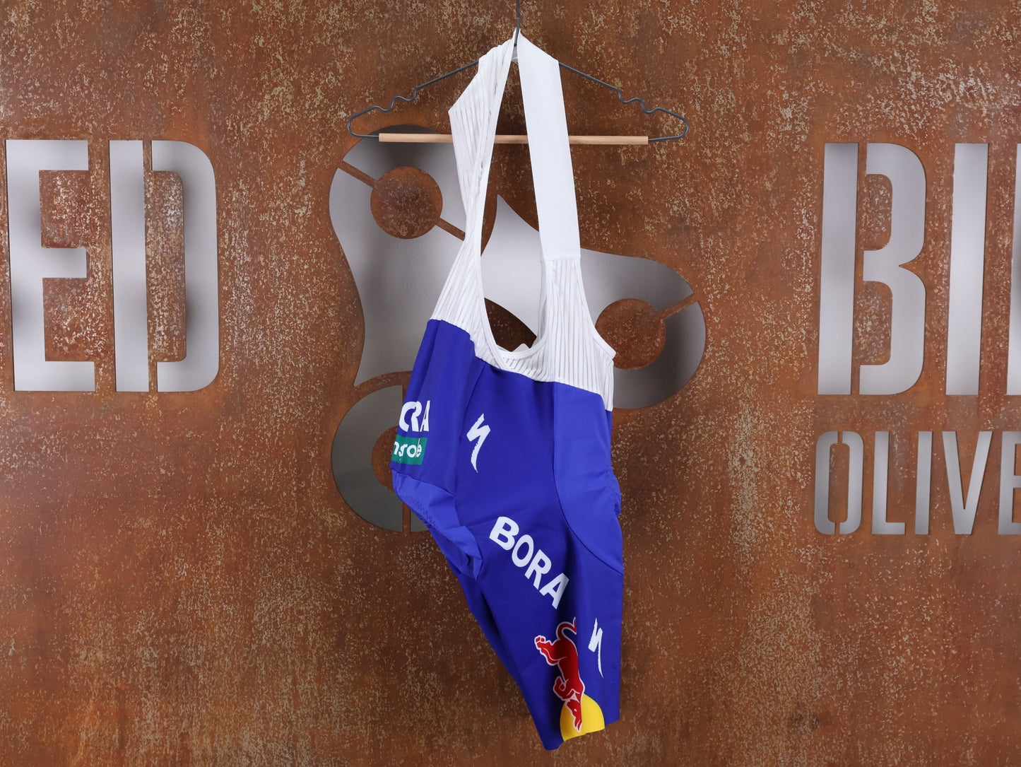 Hosen - BOH von Specialized, SPECIALIZED RED BULL - BORA HANSGROHE REPLICA BIB SHORT TDF / KURZE TRÄGERHOSE vor USEDBIKES - OB.DE Hintergrund