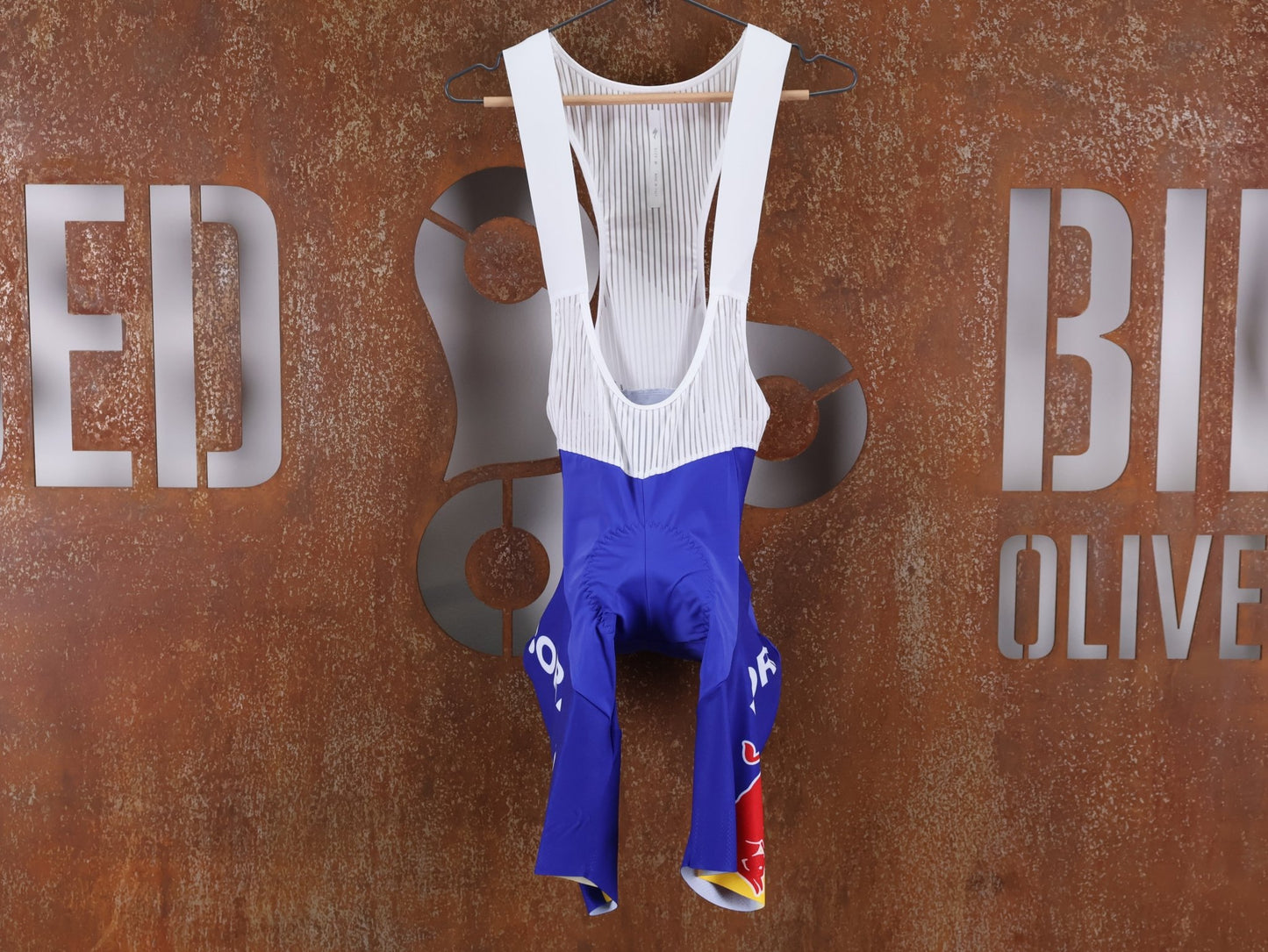 Hosen - BOH von Specialized, SPECIALIZED RED BULL - BORA HANSGROHE REPLICA BIB SHORT TDF / KURZE TRÄGERHOSE vor USEDBIKES - OB.DE Hintergrund