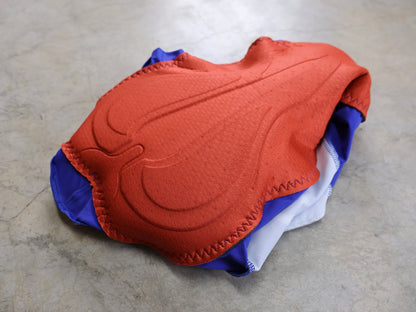 Hosen - BOH von Specialized, SPECIALIZED RED BULL - BORA HANSGROHE REPLICA BIB SHORT TDF / KURZE TRÄGERHOSE vor USEDBIKES - OB.DE Hintergrund