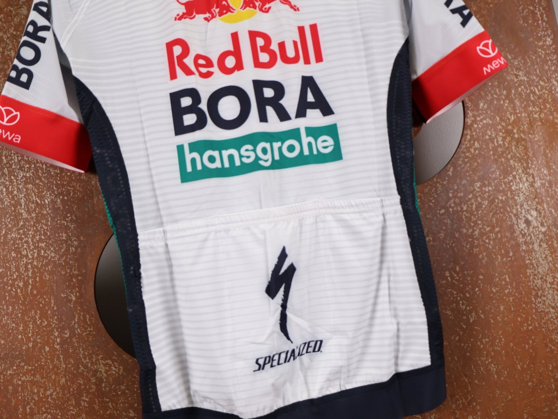 Kurzarm Trikot - BOH von Specialized, SPECIALIZED RED BULL - BORA HANSGROHE REPLICA JERSEY SS / KURZARM TRIKOT vor USEDBIKES - OB.DE Hintergrund