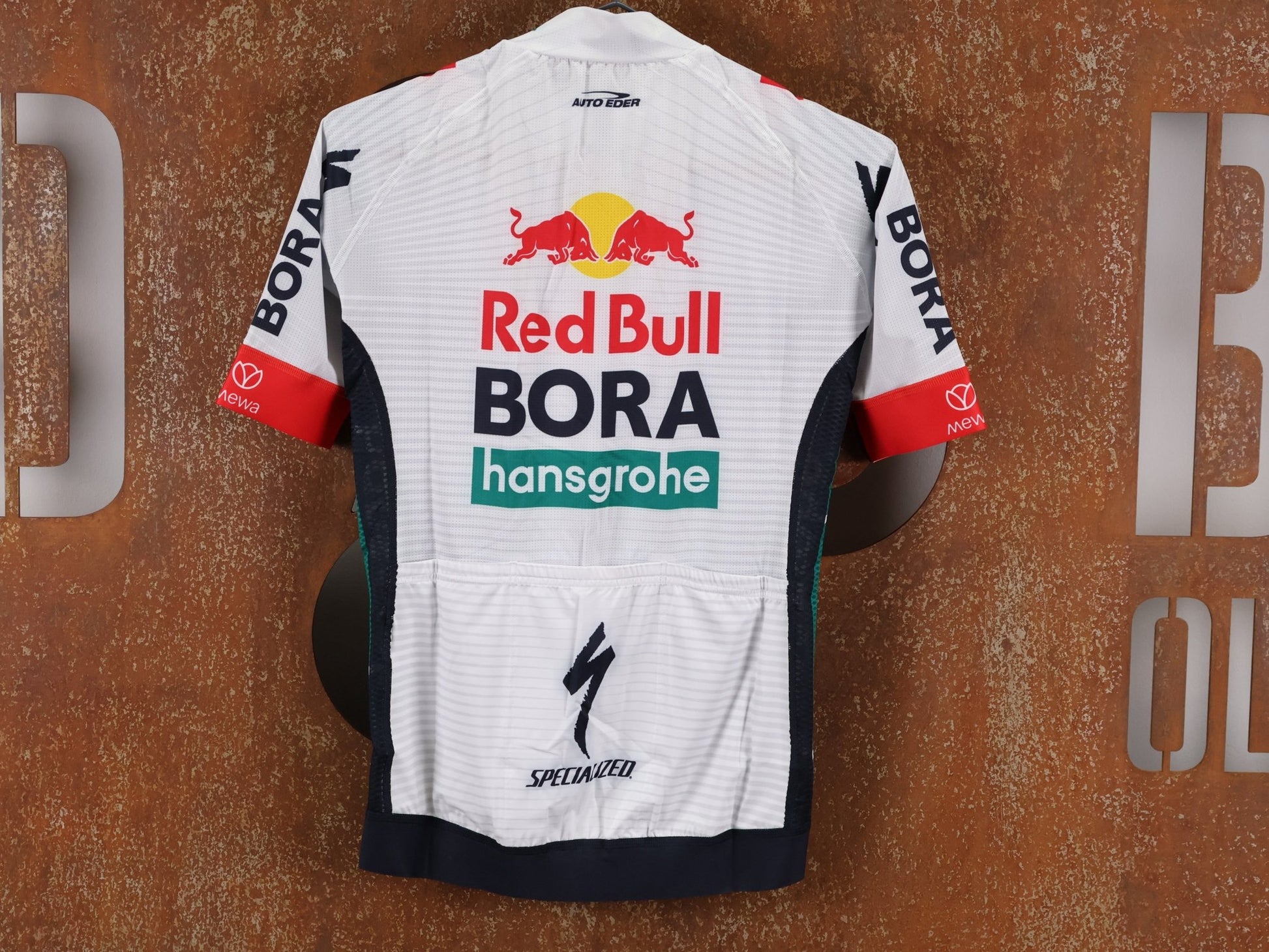 Kurzarm Trikot - BOH von Specialized, SPECIALIZED RED BULL - BORA HANSGROHE REPLICA JERSEY SS / KURZARM TRIKOT vor USEDBIKES - OB.DE Hintergrund