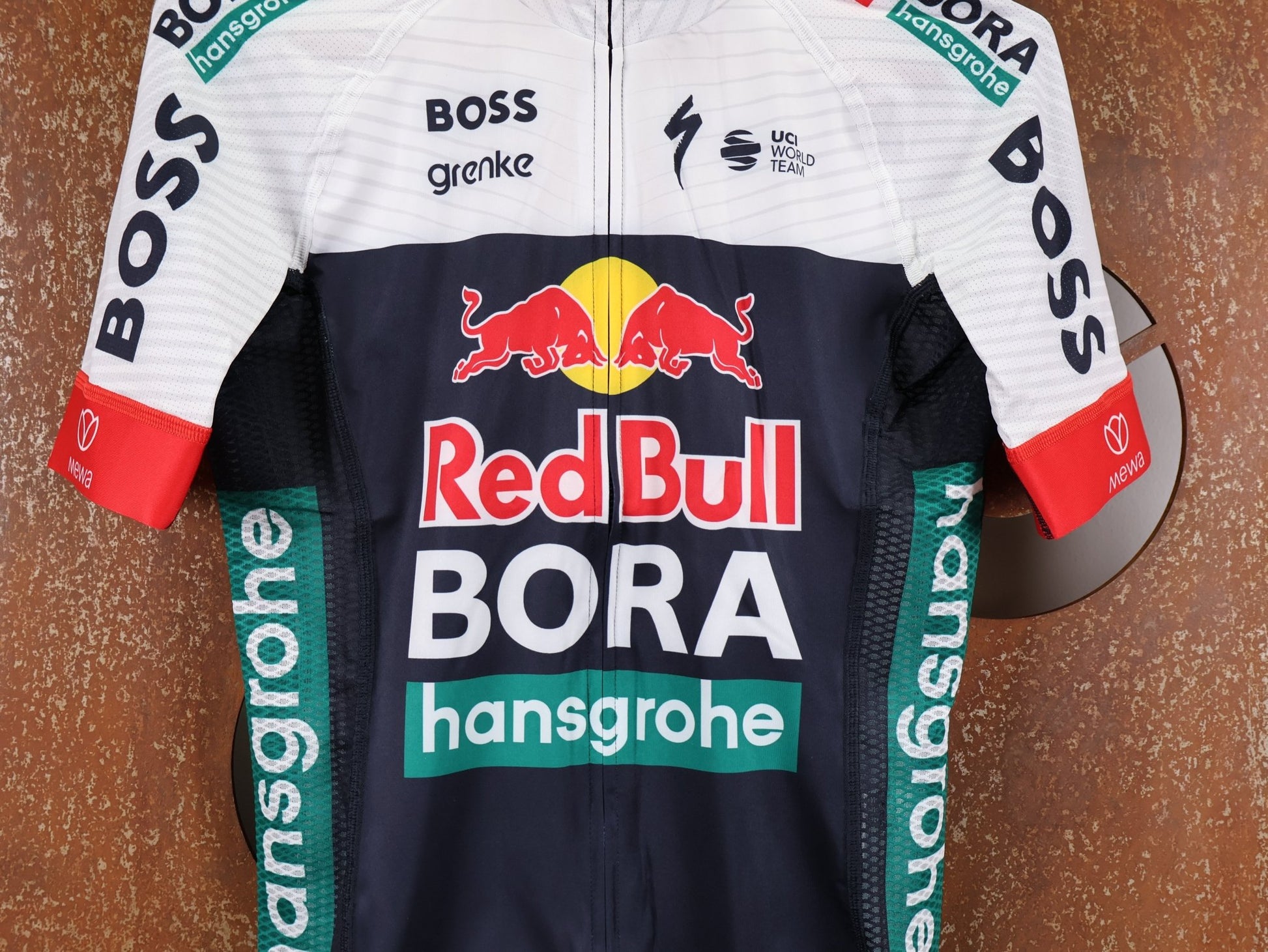 Kurzarm Trikot - BOH von Specialized, SPECIALIZED RED BULL - BORA HANSGROHE REPLICA JERSEY SS / KURZARM TRIKOT vor USEDBIKES - OB.DE Hintergrund